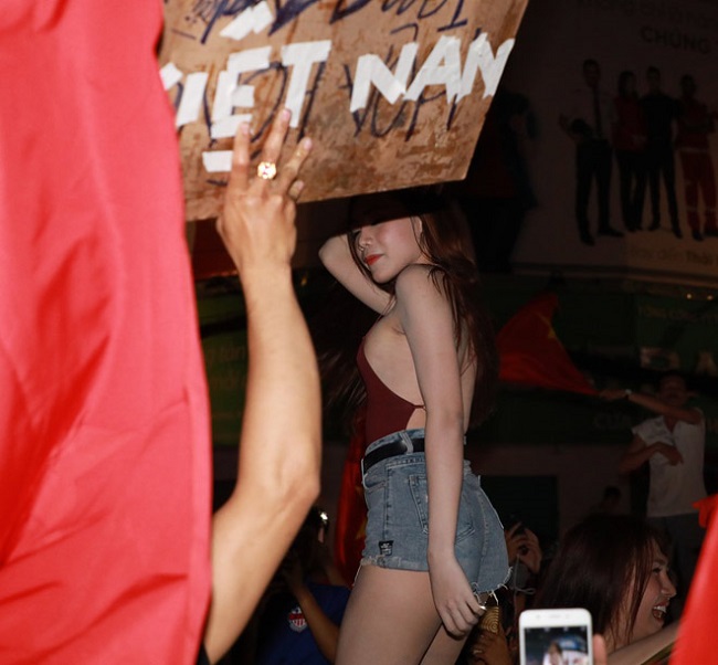 Đây là hình ảnh một cô gái Sài Gòn mặc sexy ăn mừng chiến thắng của U23 Việt Nam khi lọt vào bán kết (bóng đá Asiad 2018).