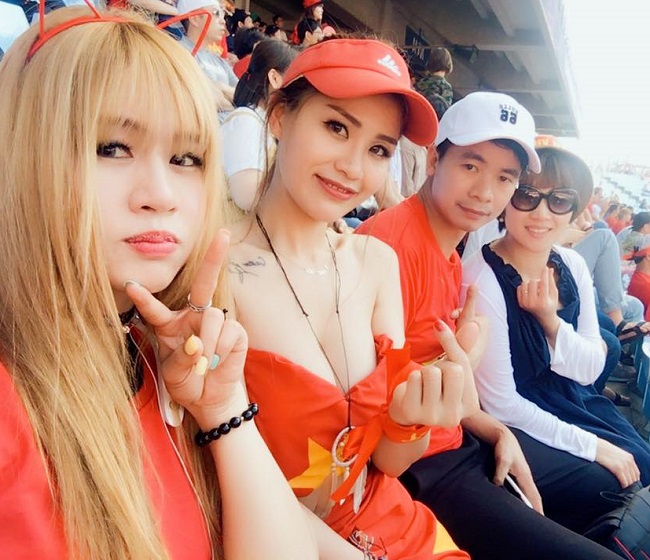 Nữ cổ động viên trong trận Việt Nam gặp Honduras tại vòng bảng U20 World Cup hồi cuối tháng 5/2017 gây chú ý vì mặc váy mang màu cờ sắc áo nước nhà. 