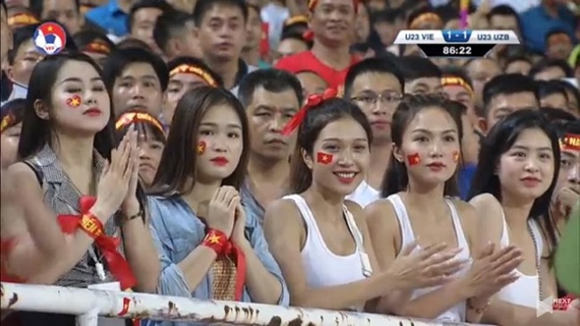 4 hot girl từng tham gia Nóng cùng World Cup 2018 gồm: Vũ Hà, Trần Ngọc Anh, Linh Trang, Đinh Ngọc Mai mặc sexy trên khán đài cổ vũ U23 Việt Nam thi đấu cùng&nbsp;Uzbekistan tối 7.8.