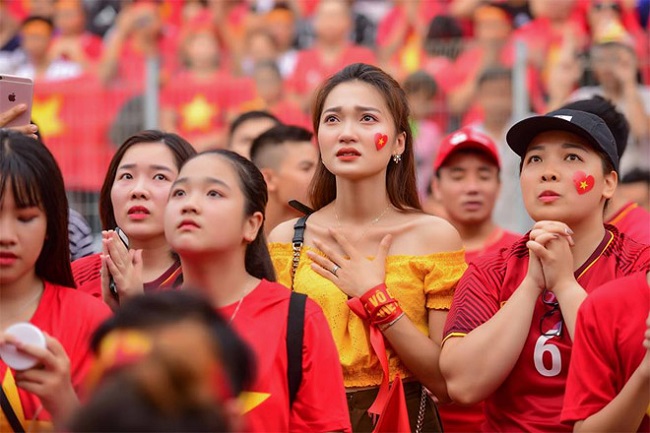 Hoa khôi xứ Nghệ xuất hiện nổi bật trên khán đài cổ vũ cho đội tuyển Việt Nam ở Asiad 2018.