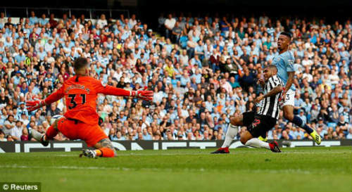 Chi tiết Man City - Newcastle: Aguero quá cá nhân, chủ nhà hụt bàn thắng (KT) - 4