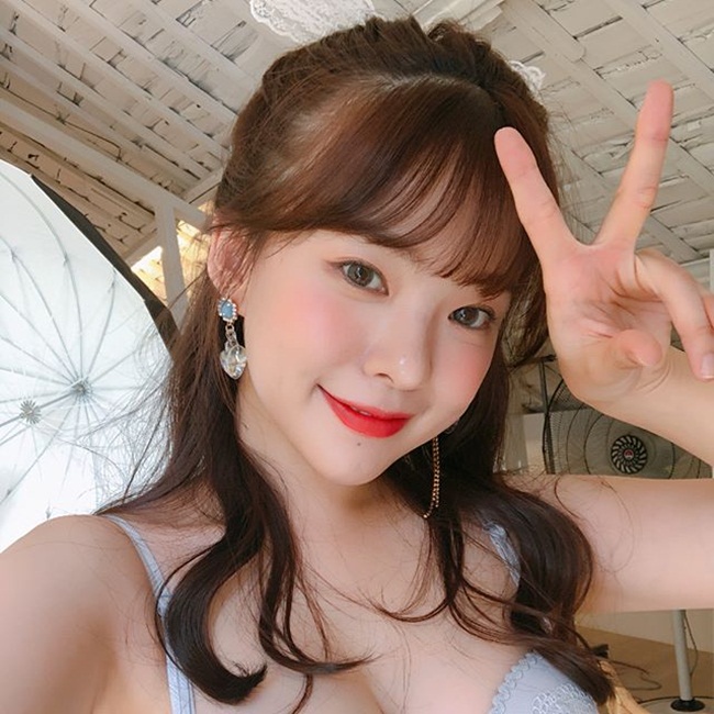 Lee Ha Neul là một hot girl, người mẫu nội y nổi tiếng bậc nhất tại Hàn Quốc. Dù sở hữu chiều cao khiêm tốn thể nhưng khuôn mặt xinh đẹp và tỷ lệ cơ thể hài hòa khiến cô nàng thu hút không kém bất cứ người mẫu nào. 