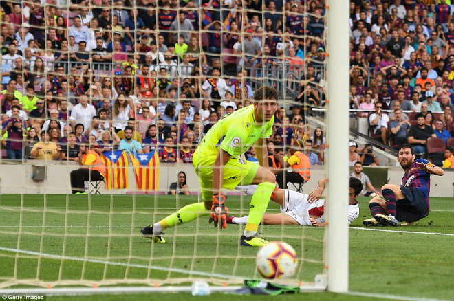 Messi hụt hat-trick vì Suarez “cướp công”, Barca soán ngôi Real ấn tượng - 1