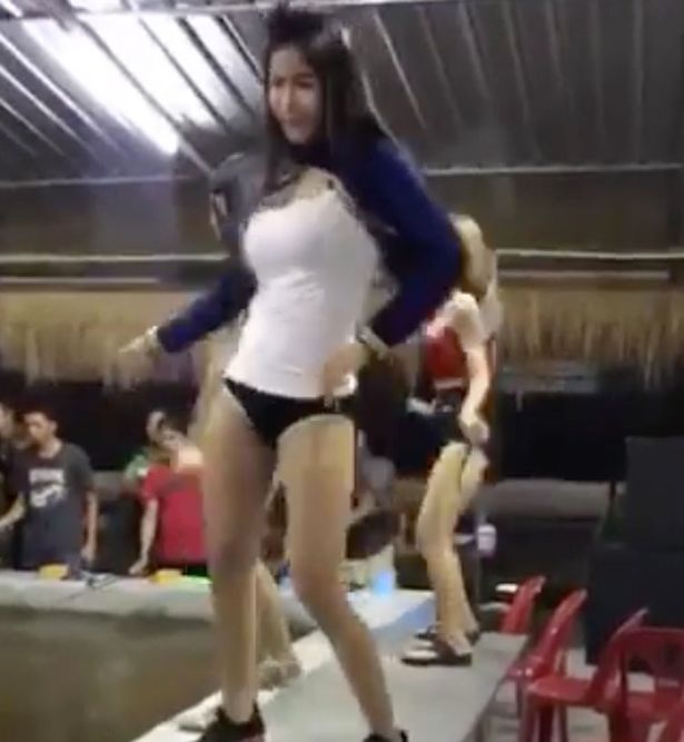 Thuê vũ nữ nhảy khêu gợi, nhà hàng Thái Lan bị “sờ gáy” - 1