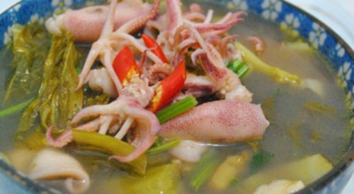 Canh mực dưa chua giải ngán sau lễ - 3