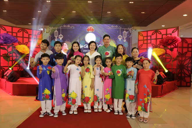 Vợ chồng Bình Minh tham dự lễ hội Trung thu Đại Phát cùng các em khuyết tật - 1