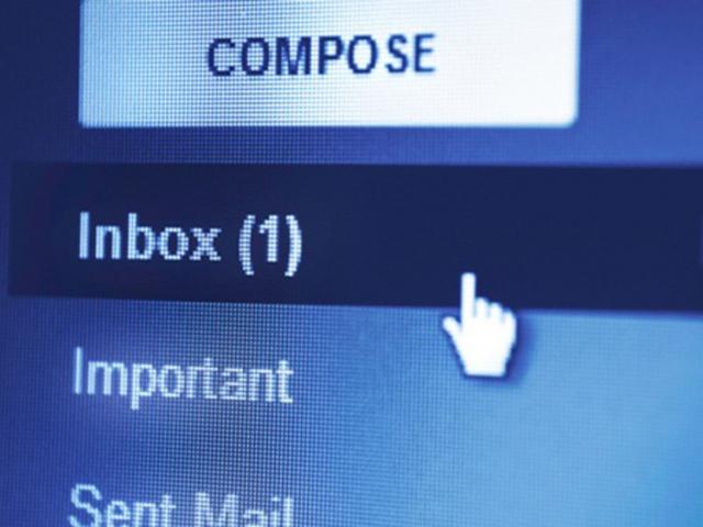 Suốt 2 năm nhận email từ người đã chết, cả nhà sốc nặng khi biết sự thật