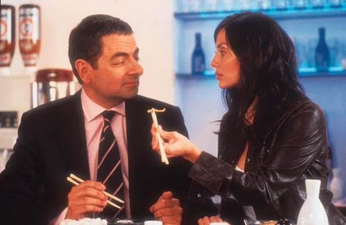 Vua hài Mr. Bean &#34;tái xuất giang hồ&#34; bên nàng Bond Girl nóng bỏng - 9