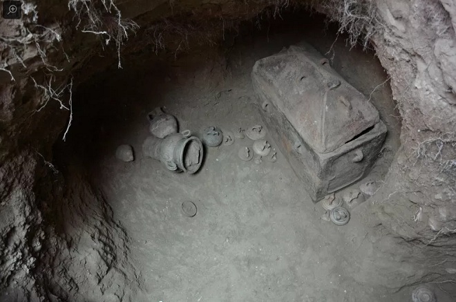 Hy Lạp: Đỗ xe dưới bóng cây, phát hiện hầm mộ cổ 3.400 năm - 1