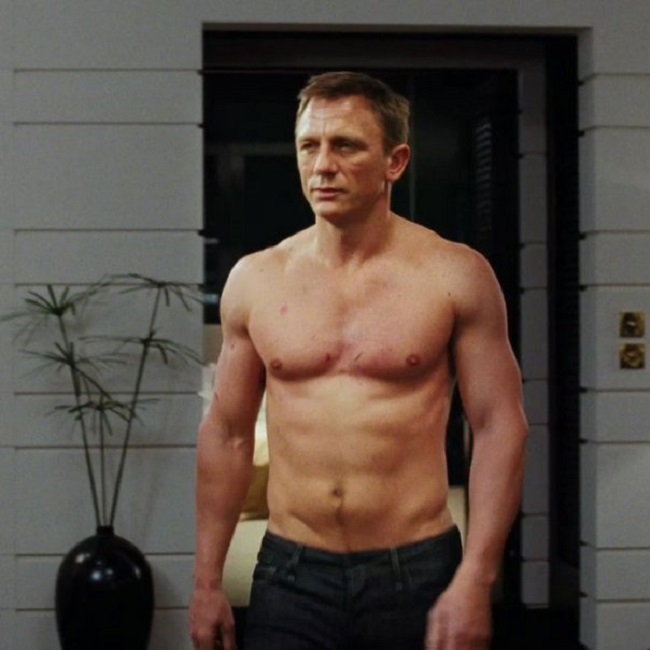 Daniel Craig được&nbsp;yêu cầu thực hiện những bài tập khắt khe. Ngoài việc phát triển hình thể 6 múi chuẩn mực, anh còn phải tập các bài tập giúp phản ứng nhanh nhẹn, tốc độ cao, chịu lực tốt, và tập trung trí óc.