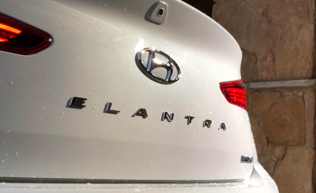 Dòng chữ Elantra gắn chính giữa đuôi xe.
