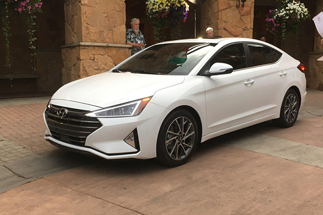 Ngoại hình của Hyundai Elantra 2019 ấn tượng bởi lưới tản nhiệt thác đổ hoàn toàn mới, đèn pha LED tam giác sắc sảo, phần chắn bùn và hốc đèn sương mù cũng khác biệt hoàn toàn so với thế hệ trước.
