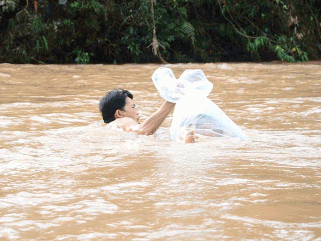 Học sinh chui túi nilon qua suối: Lãnh đạo Điện Biên nói gì?