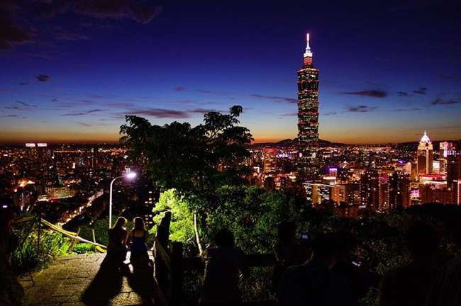 Chiêm ngưỡng tháp Taipei 101 hùng vĩ từ Núi Voi nổi tiếng của Đài Bắc.