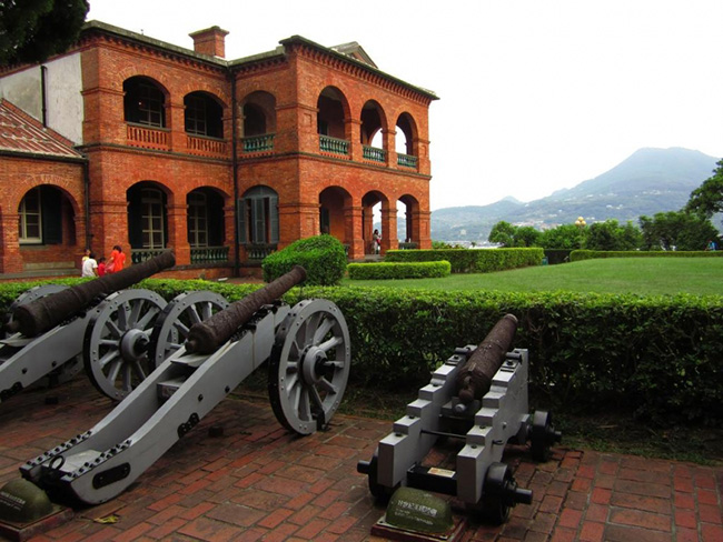 Đi bộ lên đỉnh Fort San Domingo và được thưởng ngoạn phong cảnh tuyệt vời