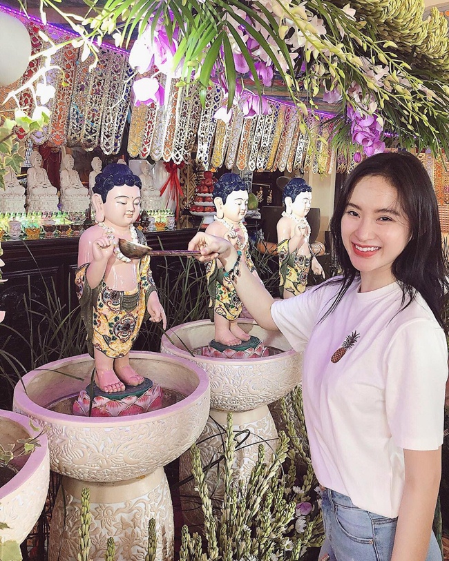 Người đẹp 9X diện áo phông, quần jeans giản dị khi đi lễ Phật đản. Trước đây, Angela Phương Trinh từng bị dư luận chỉ trích khi diện váy ngắn bó sát đi chùa.