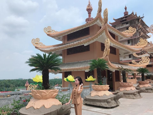 Elly Trần cũng là người đẹp chăm chỉ đi chùa cầu bình an, sức khỏe cho người thân.