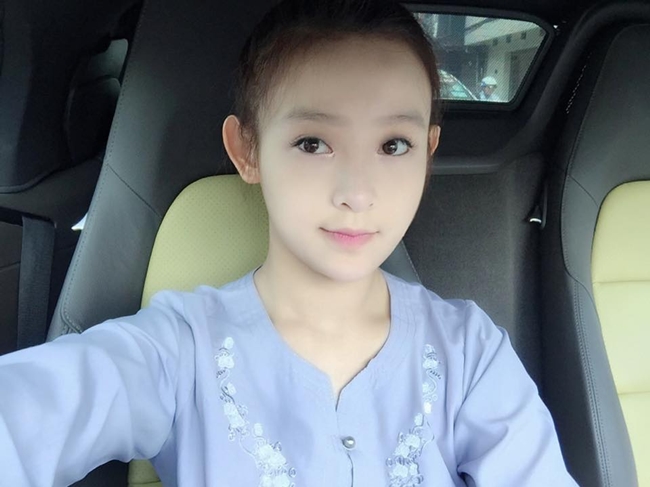 Cựu hot girl Huyền Baby trẻ như gái 18 khi mặc áo lam đi chùa cầu may.