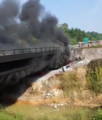 Cao tốc Nội Bài-Lào Cai cấm đường trong 38km sau vụ xe bồn bốc cháy - 1