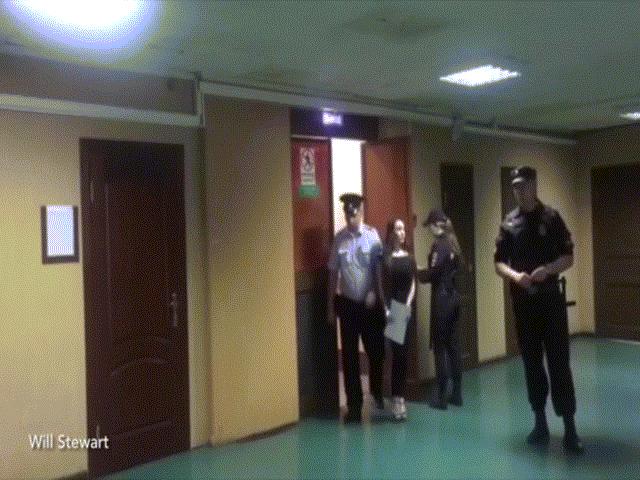 Cô gái Nga xinh đẹp gạ tình cảnh sát hòng thoát vi phạm giao thông