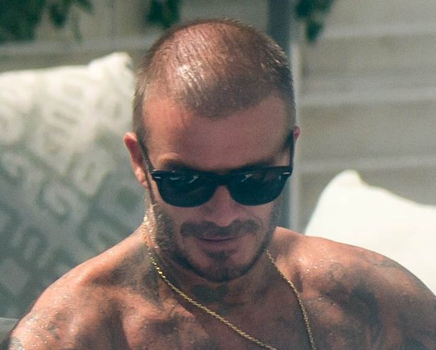 Bà xã Beckham có ghen khi thấy chồng &#34;thân mật&#34; với &#34;gái lạ&#34; thế này? - 5