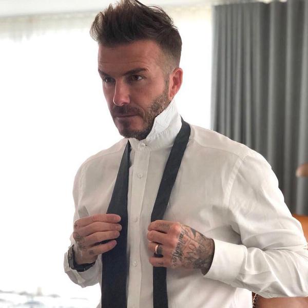 Bà xã Beckham có ghen khi thấy chồng &#34;thân mật&#34; với &#34;gái lạ&#34; thế này? - 2