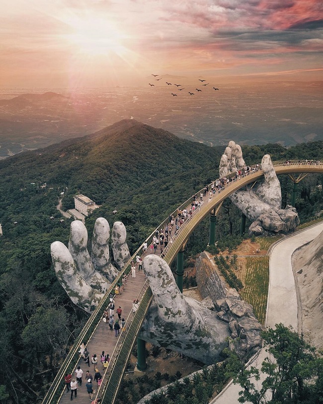1.Cây cầu vàng, Đà Nẵng, Việt Nam

Chỉ vừa mở cửa vào tháng 6 năm nay nhưng cây cầu này đã tạo nên một cơn sốt không chỉ trong nước mà còn trên cả thế giới. Trông cây cầu này giống như trong một bộ phim giả tưởng, mất khoảng 1 năm để hoàn thành nó.