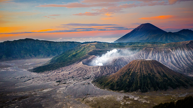 10. Núi lửa Bromo, Java, Indonesia

Thoạt nhìn, nơi này trông rất đẹp, nhưng trên thực tế nó có một ngọn núi lửa đang hoạt động bên trong. Núi Bromo nằm bên trong vườn quốc gia Bromo Tengger. Đây là ngọn núi lửa hoạt động duy nhất còn lại ở Indonesia, bây giờ nơi này trở thành điểm &nbsp;du lịch rất nổi tiếng.