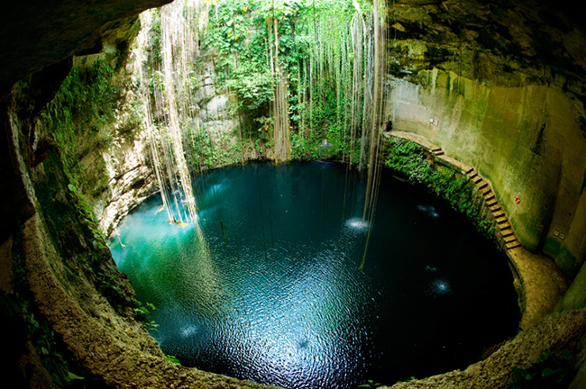 13. Ik-Kil Cenote, Chichen Itza, Mexico

Ik-Kil được tạo ra nhờ sự sụp lún của các tầng địa chất. Hồ nước tuyệt đẹp bên trong cho phép du khách bơi lội thoải mải. Bước vào đây, du khách sẽ cảm thấy như mình đang lọt vào trong một thế giới bị lãng quên.