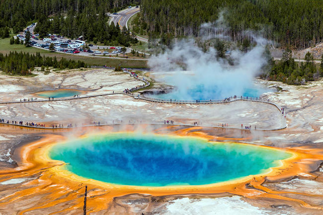 15. Prismatic Spring, Wyoming, Hoa Kỳ

Bức ảnh này trông giống như đã được photoshop nhưng trên thực tế đây là suối nước nóng tự nhiên lớn nhất và đẹp nhất ở Nam Mỹ. Màu sắc rực rỡ của nó là được tạo thành từ thảm vi sinh vật nằm xung quanh miệng suối.