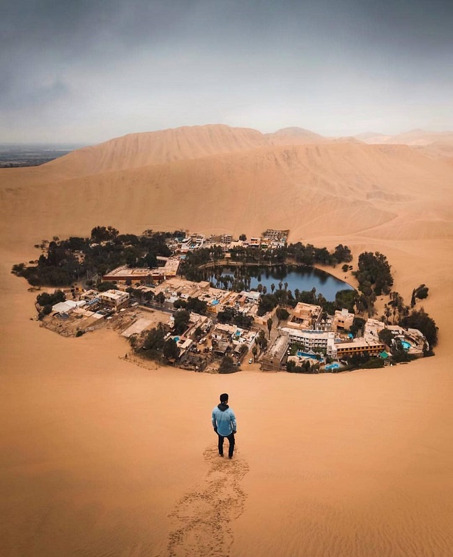 16. Ốc đảo Huacachina, Peru

Huacachina là một ngôi làng được xây dựng xung quanh một ốc đảo xinh đẹp có một hồ nước ở giữa. Theo người dân địa phương, bùn xung quanh hồ có thể điều trị được rất nhiều bệnh. Huacachina có dân số 100 người, cách thành phố Ica 5 km.