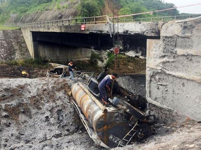Gia cố cầu hư hỏng sau vụ cháy xe bồn trên cao tốc Nội Bài - Lào Cai
