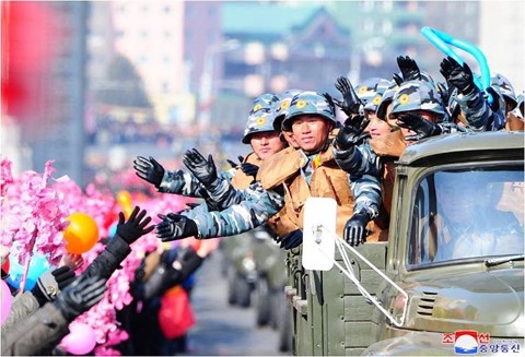 Lễ diễu binh chào mừng 70 năm Quốc khánh Triều Tiên có gì đặc biệt? - 1