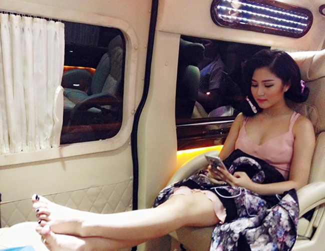 Khi đi diễn, ngồi trong xe riêng, Hương Tràm diện váy ngủ gợi cảm.