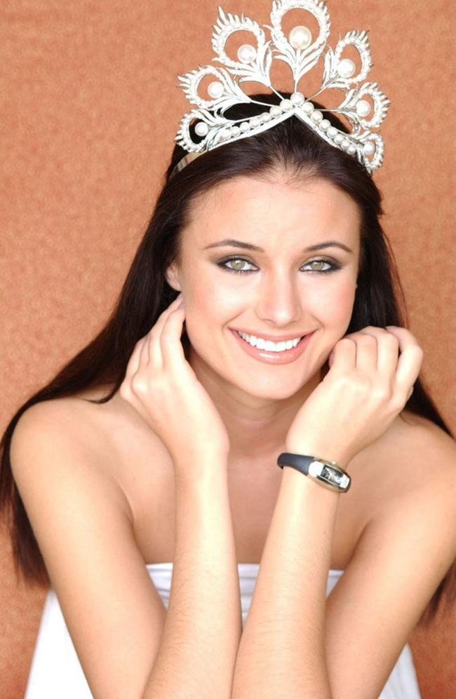Vì quá bận rộn với lịch học và cho rằng lịch trình với cương vị là Hoa hậu Hoàn vũ quá cản trở cô trên con đường tri thức, chính vì thế Oxana Fedorova đã bị truất ngôi. 