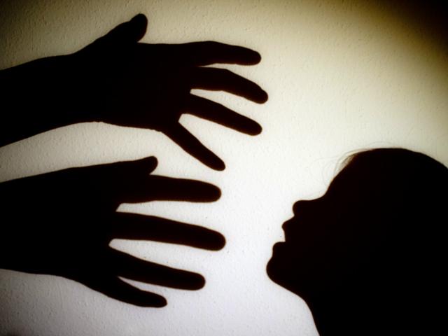 Anh: Cô gái 16 tuổi bị “truyền tay” cho 100 đàn ông châu Á quan hệ
