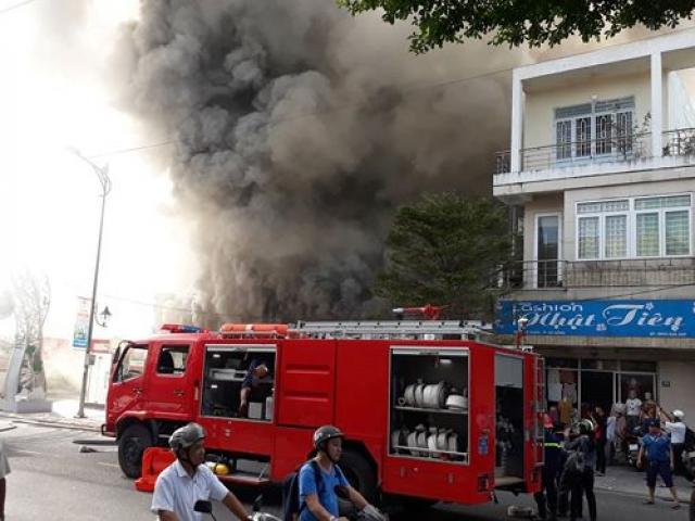 Cháy lớn quán bar ở trung tâm Đà Nẵng, khói đen bốc kín trời