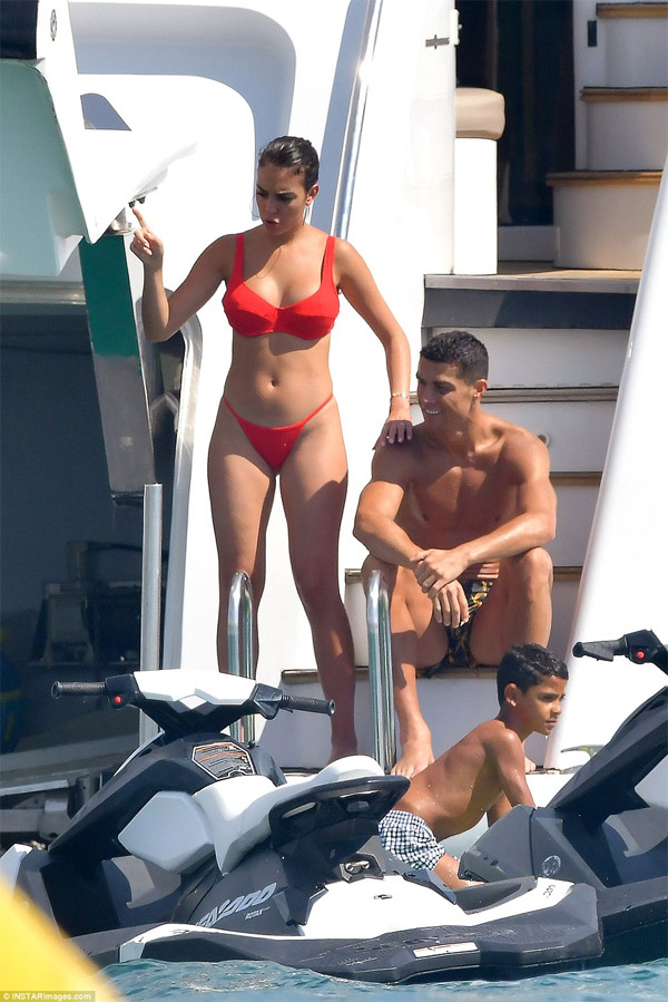 &#34;Vợ hờ&#34; của CR7 liên tục mặc bikini bé xíu, cạnh tranh độ gợi cảm với Irina Shayk - 3