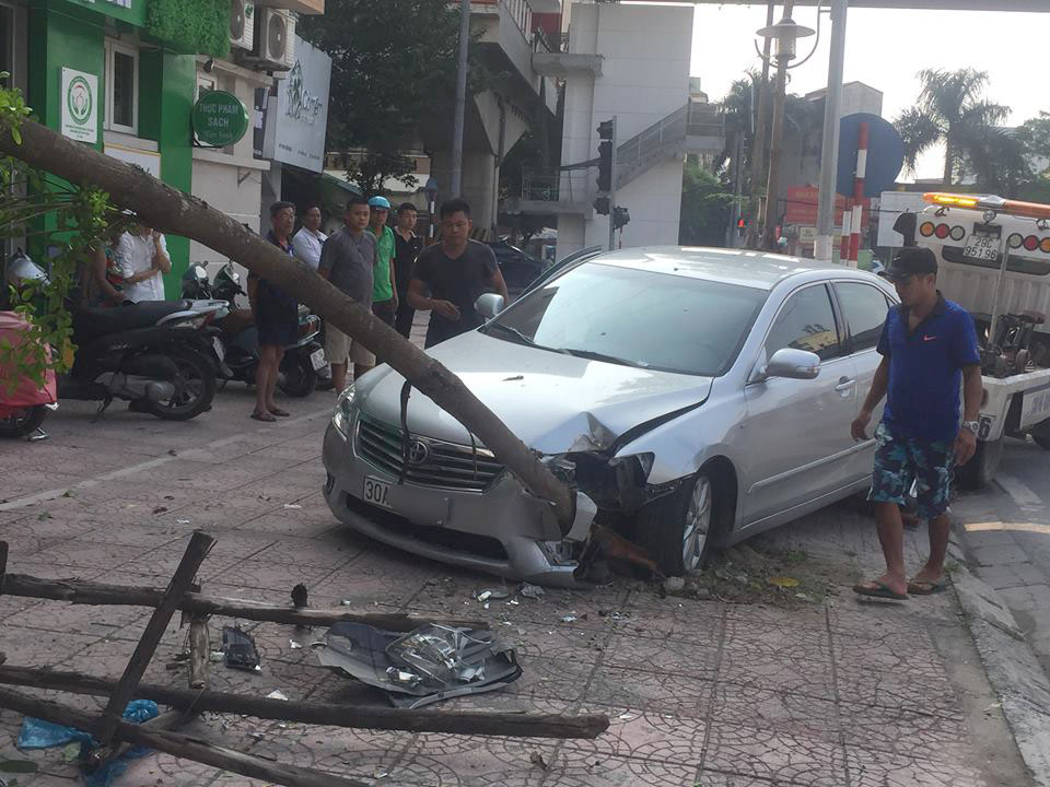 “Xế hộp” đâm văng cụ già rồi leo lên vỉa hè, húc đổ cây xanh - 2