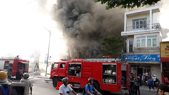 Cháy lớn quán bar ở trung tâm Đà Nẵng, khói đen bốc kín trời - 1