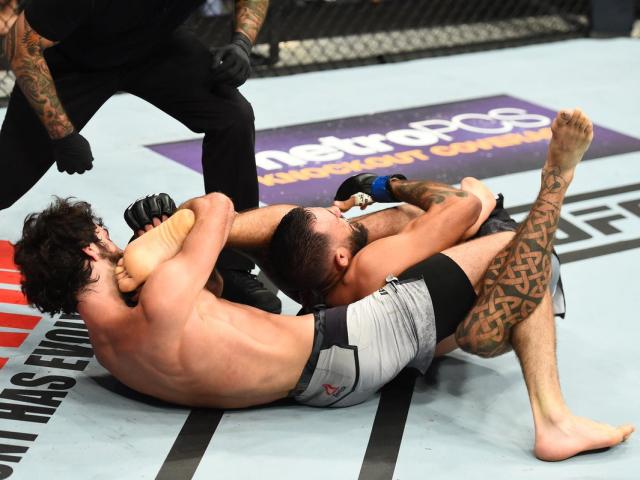 UFC: Chiến binh Nga khóa chân cực độc, ”sát thủ” Mỹ đau đớn quy hàng