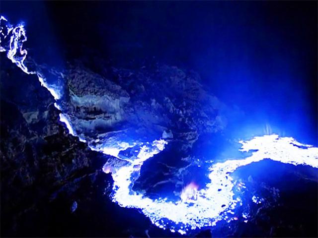 Không phải là ảo ảnh, ngọn lúi lửa rực cháy màu xanh này hoàn toàn có thật