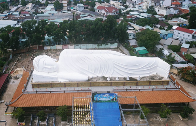 Chùa 300 tuổi có tượng Phật nhập Niết bàn nằm trên mái ở Bình Dương - 1