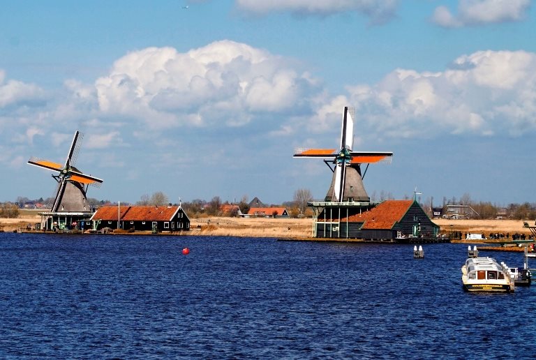 Khám phá biểu tượng của Hà Lan tại ngôi làng cối xay gió đẹp tuyệt này - 1