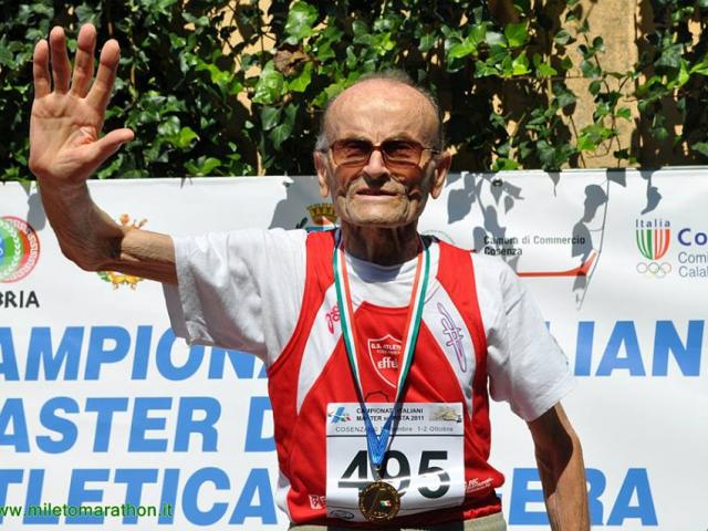 Choáng: Cụ 102 tuổi chân đi liêu xiêu, vẫn nhảy xa vô địch thế giới
