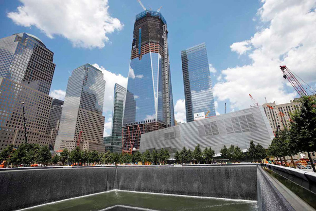 Vào tháng 7 năm 2011, thác nước tưởng niệm đang được thử nghiệm và mặt tiền của Trung tâm Thương mại Thế giới dần dần hoàn thiện