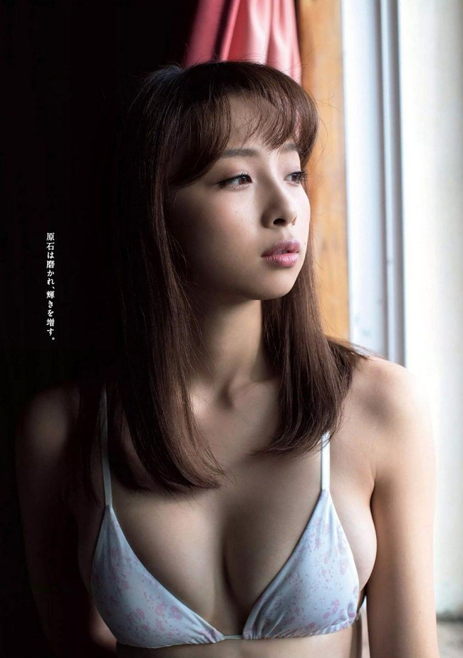 Việc trở thành người mẫu của tạp chí danh giá khiến sự nghiệp của Asuka Hanamura "phất" lên nhanh chóng.
