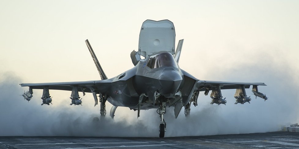 Tàu sân bay mini Mỹ chất đầy siêu tiêm kích F-35B “nắn gân” Nga ở Syria - 2