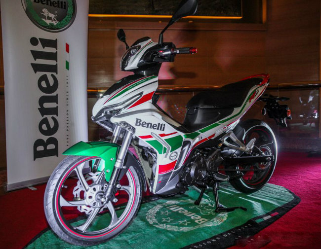 Điểm khác biệt căn bản của 2019 Benelli RFS150i Limited Edition chính là đồ họa xe với màu Tri-colore &#40;ba màu hợp nhất&#41;, được kéo dọc tới tận các vành bánh xe màu xám và vệt màu đỏ.