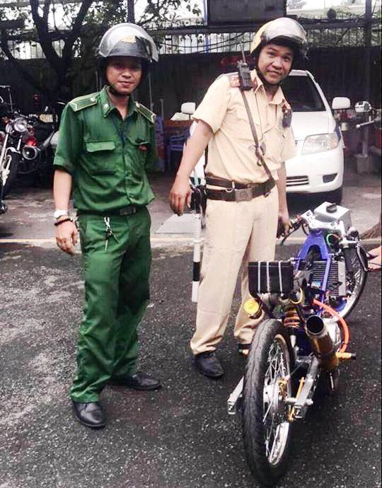 Chạy xe “quái thú” gầm rú trên phố Sài Gòn, thanh niên gặp ngay cảnh sát - 1